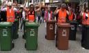 56城事拍客环卫工街头演绎动感打击乐  垃圾桶成乐器
