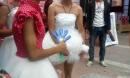 婚礼小裙子：一群男学生穿婚礼裙子