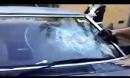 搞笑视频 牛人用头狂砸汽车挡风玻璃视频