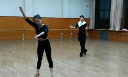 张康驹表演舞蹈