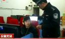安徽芜湖 窃贼伪装网吧清洁工 抹布做掩护偷手机