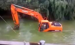水上挖土机挖掘机工作表演视频'酷爽·