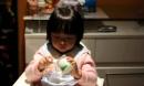 搞笑- -2012年11月9日小丸子木小宝在家里边玩酸奶边捉弄妈妈