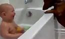 儿童搞笑视频     宝宝洗澡 超级可爱